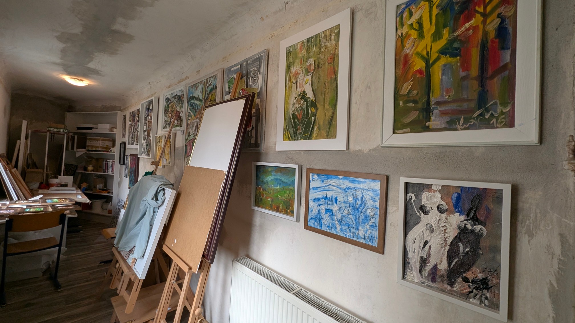 Detailní záběr na textury a barvy v ateliéru