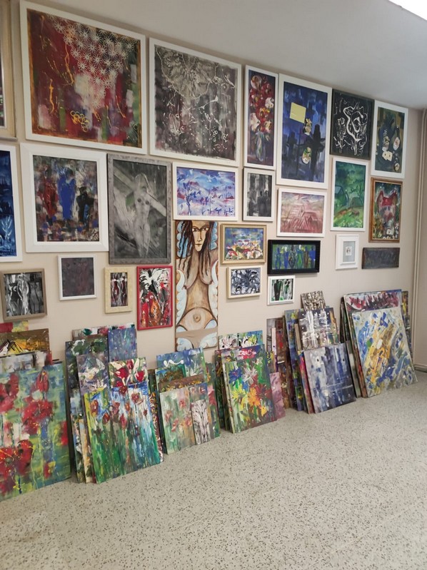 Umělecká díla vystavená v showroomu